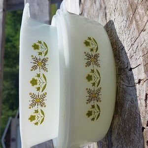 Sweet 3 piece Vintage milkglass set